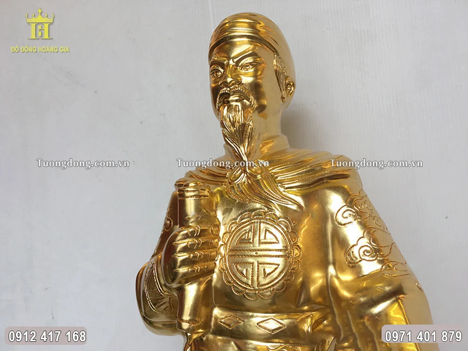 Gương mặt của Ngài được chạm khắc sắc nét